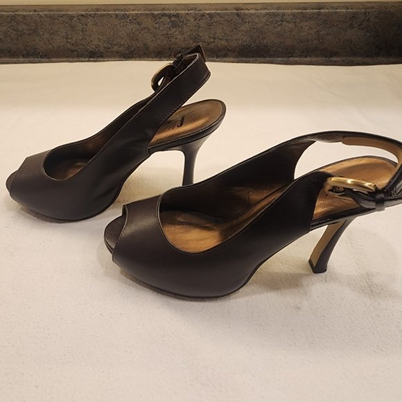 Leather pump w/ peep toe. Size 5W - Picture 4 of 5